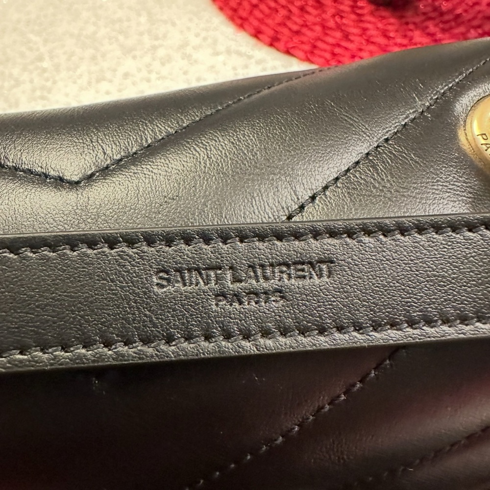 Saint Laurent LOULOU medium quilted leather.
Black Chevron with Gold Chain - Picture 4 of 7